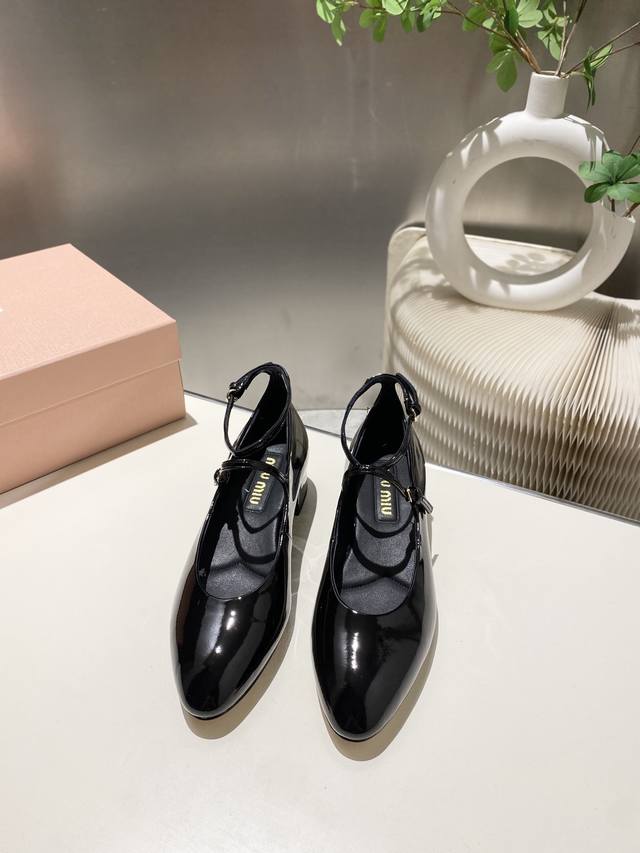 出厂价p 缪缪2025秋冬新款升级工艺打造精品，采用字母扣装饰 ，超级百搭 经典时尚款 对脚型没那么纤瘦，对高脚背的妹子更友好了鞋面：进口牛漆皮 内里：山羊皮里