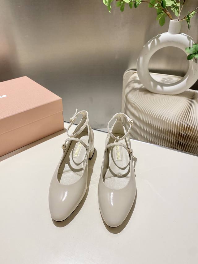 出厂价p 缪缪2025秋冬新款升级工艺打造精品，采用字母扣装饰 ，超级百搭 经典时尚款 对脚型没那么纤瘦，对高脚背的妹子更友好了鞋面：进口牛漆皮 内里：山羊皮里