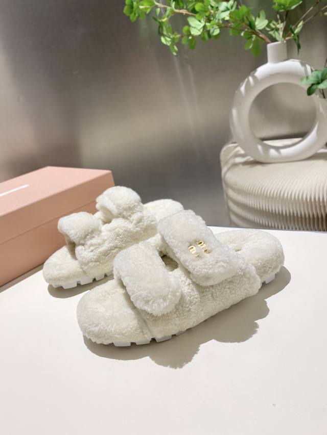 出厂价p Miumiu顶级版本 2025秋冬潮品毛毛拖 ！1：1开模秒杀市场一切版本 欧美名媛 明星 网红Girl 大爱款 ，冰岛进口羊毛 单色羊毛蓬松柔软 亲