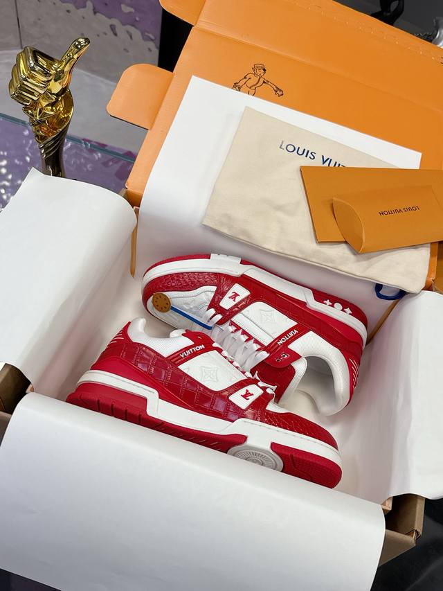 工厂p价p： 2025最新颜色 出货 Lv 路易威登L家 驴牌 Trainer系列 情侣款 休闲 运动鞋 滑板鞋 原版购入开发 做货 本款Lv Trainer