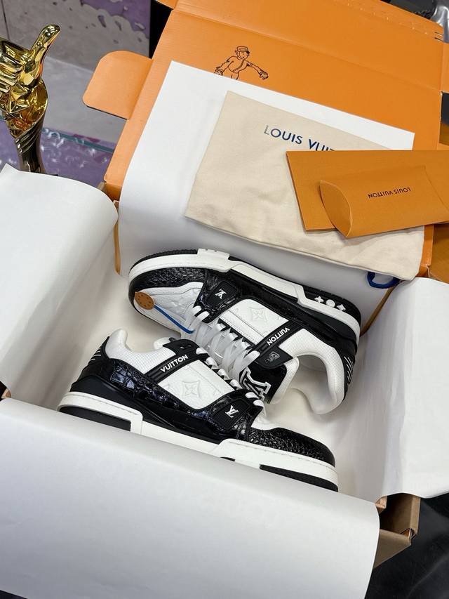 工厂p价p： 2025最新颜色 出货 Lv 路易威登L家 驴牌 Trainer系列 情侣款 休闲 运动鞋 滑板鞋 原版购入开发 做货 本款Lv Trainer
