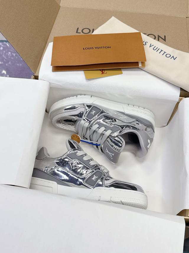 工厂p价p： 原版开发 品质出货 欢迎对比 Lv板鞋系列 Lv Trainer Maxi运动鞋将成衣系列的宽松廓形引入Virgilabloh笔下的Lvtrain