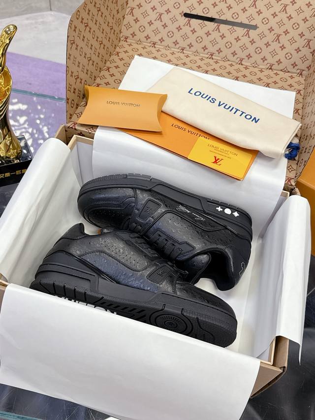 工厂p价p： 头层牛皮 鸵鸟纹系列 原版开发 品质出货 欢迎对比 Lv板鞋系列 Lv Trainer Maxi运动鞋将成衣系列的宽松廓形引入Virgilablo