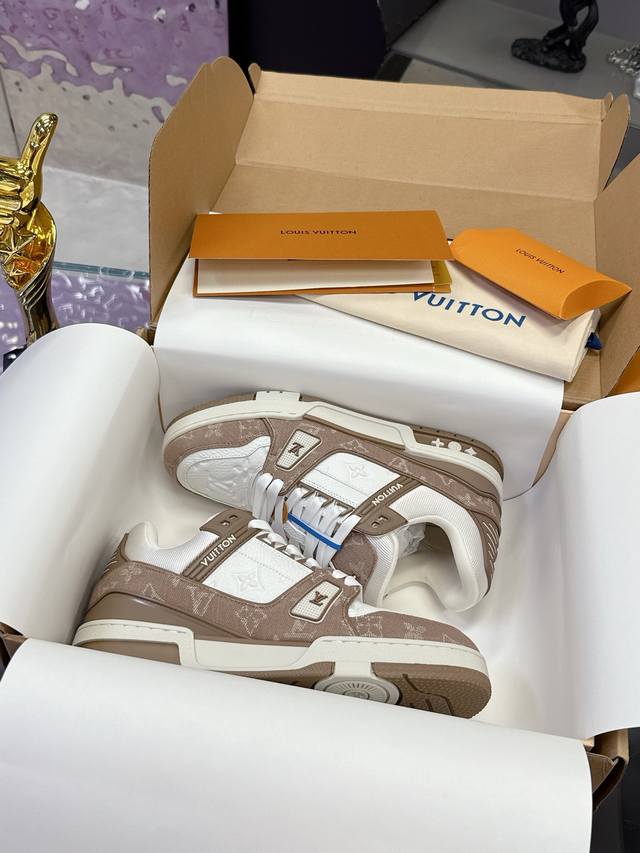 工厂p价p： 原版开发 品质出货 欢迎对比 Lv板鞋系列 Lv Trainer Maxi运动鞋将成衣系列的宽松廓形引入Virgilabloh笔下的Lvtrain