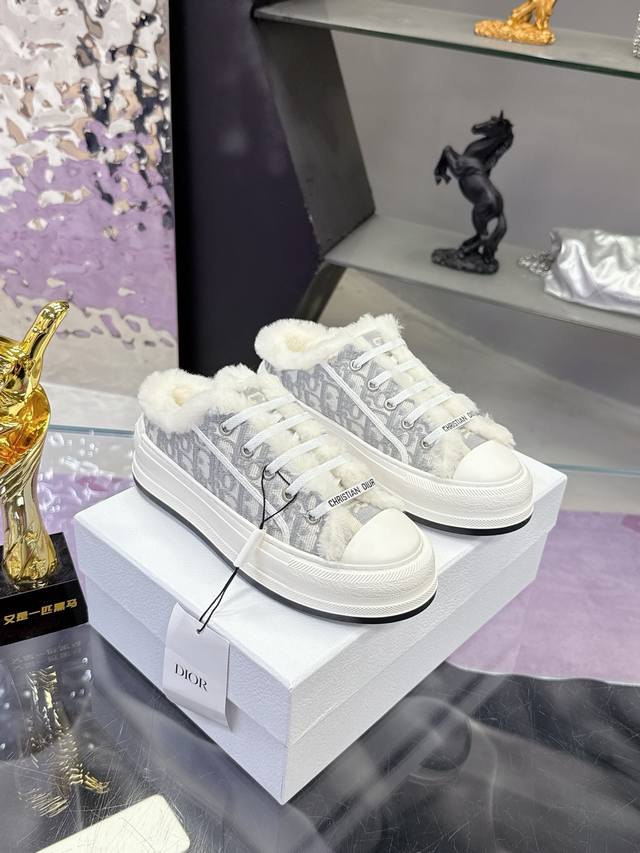 工厂p价p： ' 迪奥老花刺绣 采用羊毛厚底半拖系列 帆布鞋 休闲运动鞋 这款 Walk'n'dior 厚底运动鞋是一款时尚单品，提升该系列的格调。Obliqu