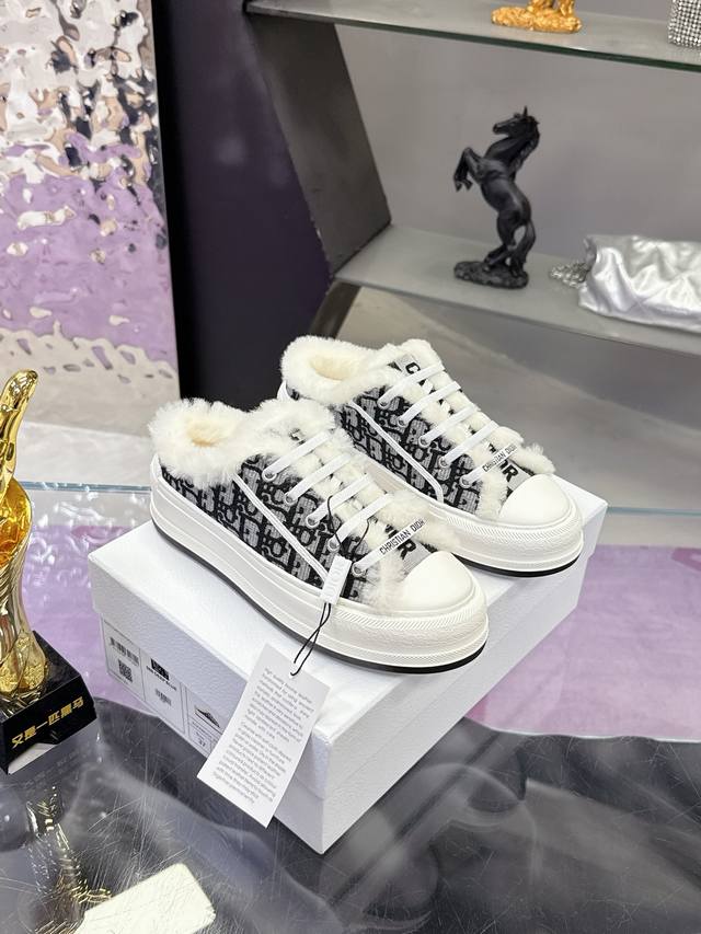 工厂p价p： ' 迪奥老花刺绣 采用羊毛厚底半拖系列 帆布鞋 休闲运动鞋 这款 Walk'n'dior 厚底运动鞋是一款时尚单品，提升该系列的格调。Obliqu