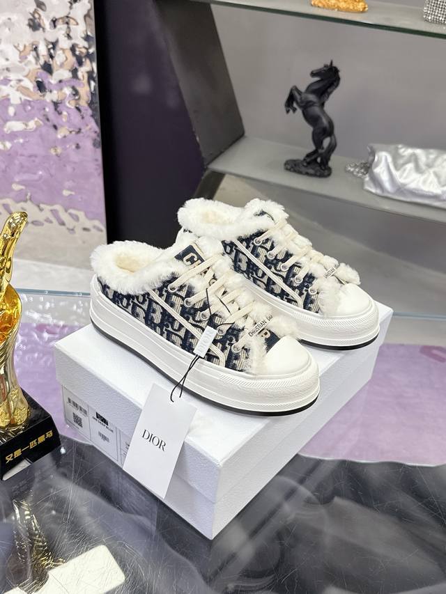 工厂p价p： ' 迪奥老花刺绣 采用羊毛厚底半拖系列 帆布鞋 休闲运动鞋 这款 Walk'n'dior 厚底运动鞋是一款时尚单品，提升该系列的格调。Obliqu