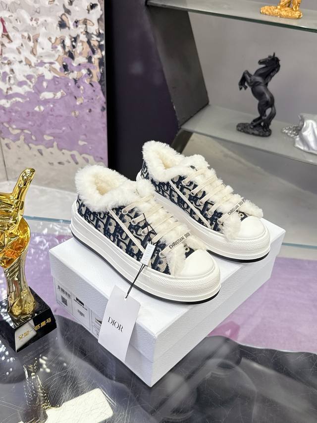 工厂p价p： ' 迪奥老花刺绣 采用羊毛厚底 帆布鞋 休闲运动鞋 这款 Walk'n'dior 厚底运动鞋是一款时尚单品，提升该系列的格调。Oblique 印花