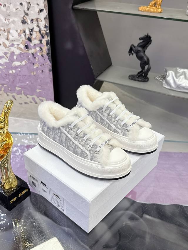 工厂p价p： ' 迪奥老花刺绣 采用羊毛厚底 帆布鞋 休闲运动鞋 这款 Walk'n'dior 厚底运动鞋是一款时尚单品，提升该系列的格调。Oblique 印花