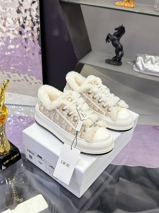 工厂p价p： ' 迪奥老花刺绣 采用羊毛厚底 帆布鞋 休闲运动鞋 这款 Walk'n'dior 厚底运动鞋是一款时尚单品，提升该系列的格调。Oblique 印花