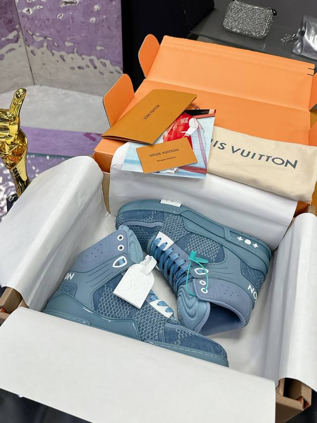 工厂p价p： Lv2025走秀 米兰男款 最新出货 Lvtrainer 高帮运动鞋 独家定制版 代购工艺 此款 L高帮运动鞋呈现出源自经典模型的创新 高端牛货！