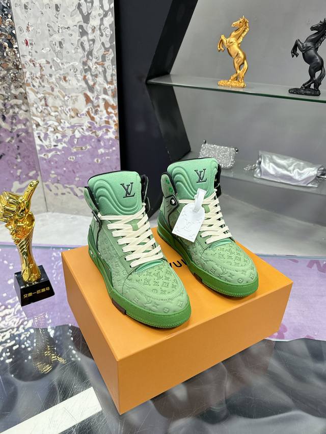 工厂p价p： Lv2025走秀 米兰男款 最新出货 Lvtrainer 高帮运动鞋 独家定制版 代购工艺 此款 L高帮运动鞋呈现出源自经典模型的创新 高端牛货！