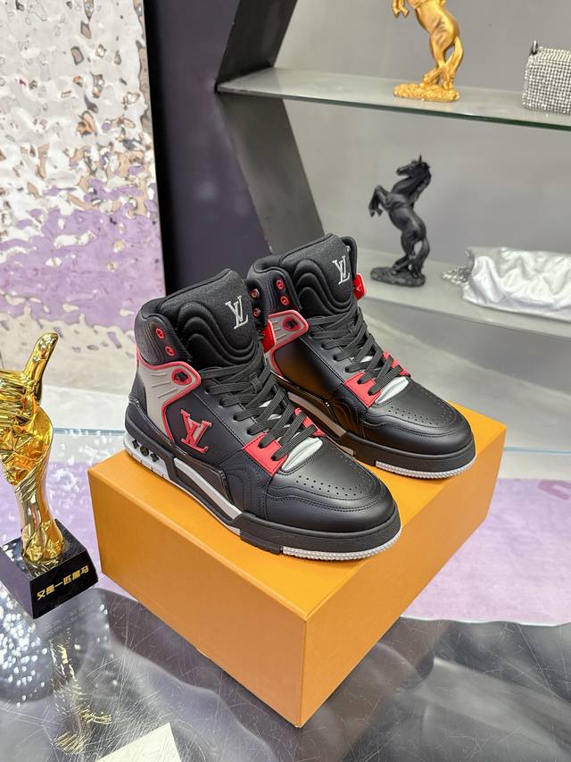工厂p价p： Lv2025走秀 米兰男款 最新出货 Lvtrainer 高帮运动鞋 独家定制版 代购工艺 此款 L高帮运动鞋呈现出源自经典模型的创新 高端牛货！