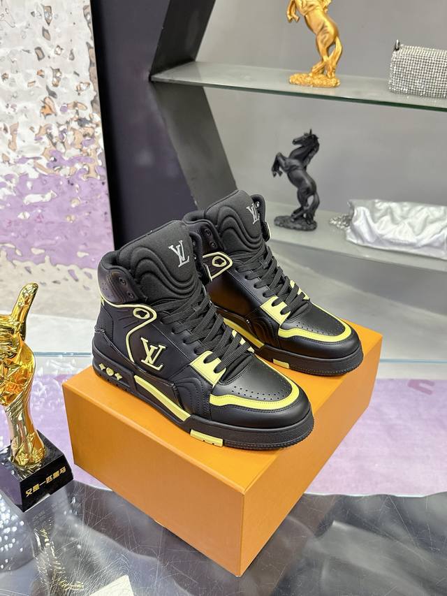 工厂p价p： Lv2025走秀 米兰男款 最新出货 Lvtrainer 高帮运动鞋 独家定制版 代购工艺 此款 L高帮运动鞋呈现出源自经典模型的创新 高端牛货！