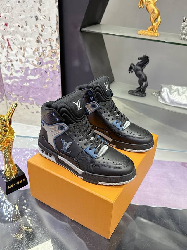 工厂p价p： Lv2025走秀 米兰男款 最新出货 Lvtrainer 高帮运动鞋 独家定制版 代购工艺 此款 L高帮运动鞋呈现出源自经典模型的创新 高端牛货！
