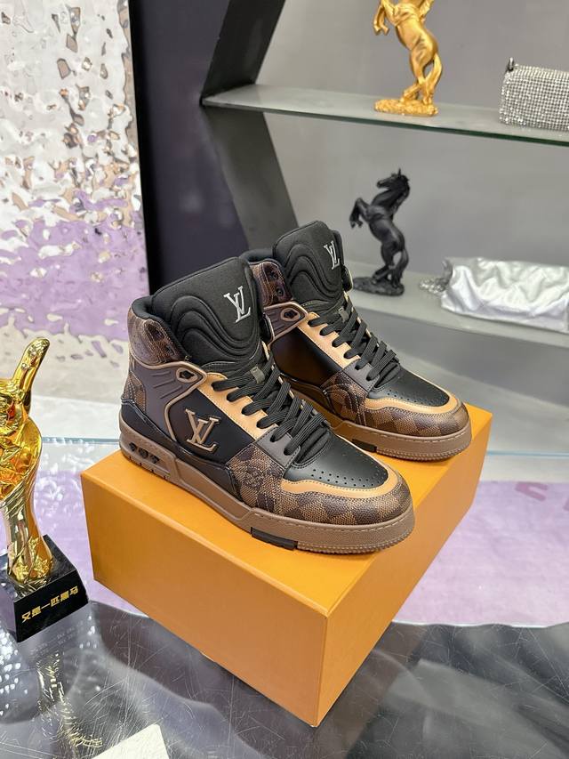 工厂p价p： Lv2025走秀 米兰男款 最新出货 Lvtrainer 高帮运动鞋 独家定制版 代购工艺 此款 L高帮运动鞋呈现出源自经典模型的创新 高端牛货！