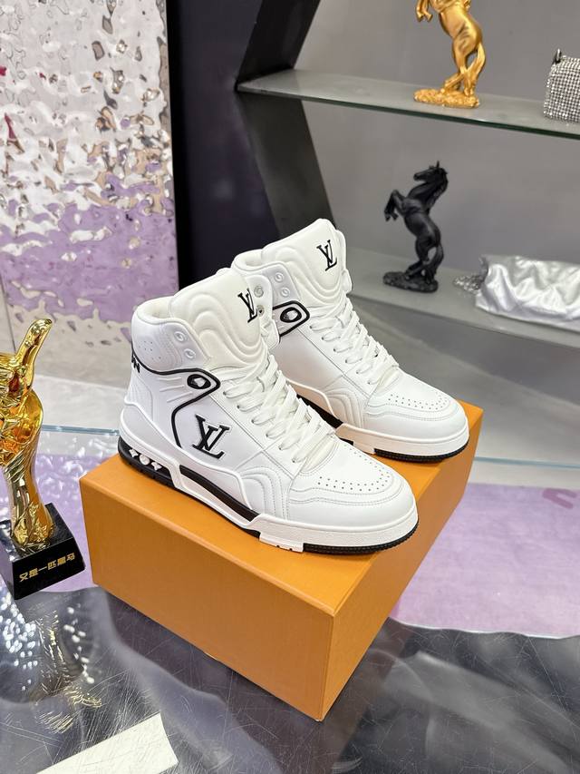 工厂p价p： Lv2025走秀 米兰男款 最新出货 Lvtrainer 高帮运动鞋 独家定制版 代购工艺 此款 L高帮运动鞋呈现出源自经典模型的创新 高端牛货！