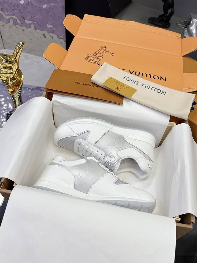 出厂价pp： Lv 男鞋系列 路易威登系列运动鞋系列 永不过时 热门 热卖 热看 耐穿 耐磨 最新潮鞋休闲鞋 2025 官方新增颜色 新品春夏季舒适进口定制原版