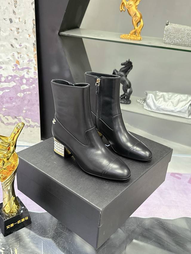 工厂p价p： Chanel 香奈儿 25秋冬新款 圆头 粗跟 珍珠 短靴 独特标签及松紧扣设计，适合一切脚型，显瘦百搭～经典版型搭配组合营造出了很强烈的高级感