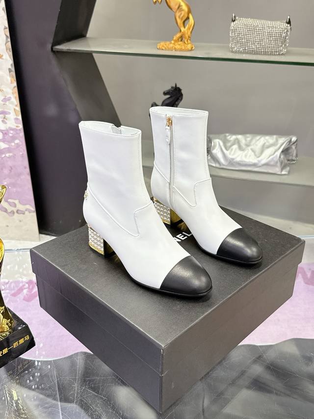 工厂p价p： Chanel 香奈儿 25秋冬新款 圆头 粗跟 珍珠 短靴 独特标签及松紧扣设计，适合一切脚型，显瘦百搭～经典版型搭配组合营造出了很强烈的高级感