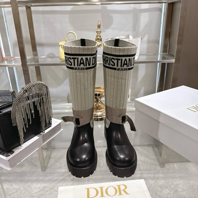 出厂 Dior 迪奥新款袜子靴短靴弹力长筒靴 鞋身结合了皮革靴底与针织袜筒，皮革部分挺括有型，针织袜筒则增添柔软弹性，兼具帅气与舒适感。袜筒上方印有醒目的“Ch