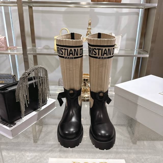 出厂 Dior 迪奥新款袜子靴短靴弹力长筒靴 鞋身结合了皮革靴底与针织袜筒，皮革部分挺括有型，针织袜筒则增添柔软弹性，兼具帅气与舒适感。袜筒上方印有醒目的“Ch