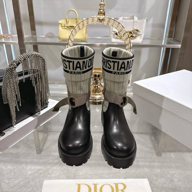 出厂 Dior 迪奥新款袜子靴短靴弹力长筒靴 鞋身结合了皮革靴底与针织袜筒，皮革部分挺括有型，针织袜筒则增添柔软弹性，兼具帅气与舒适感。袜筒上方印有醒目的“Ch