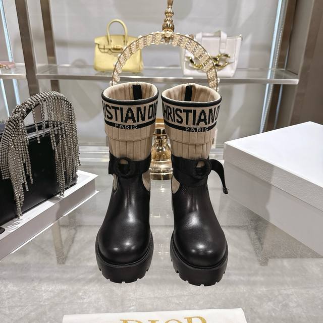 出厂 Dior 迪奥新款袜子靴短靴弹力长筒靴 鞋身结合了皮革靴底与针织袜筒，皮革部分挺括有型，针织袜筒则增添柔软弹性，兼具帅气与舒适感。袜筒上方印有醒目的“Ch