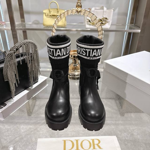 出厂 Dior 迪奥新款袜子靴短靴弹力长筒靴 鞋身结合了皮革靴底与针织袜筒，皮革部分挺括有型，针织袜筒则增添柔软弹性，兼具帅气与舒适感。袜筒上方印有醒目的“Ch