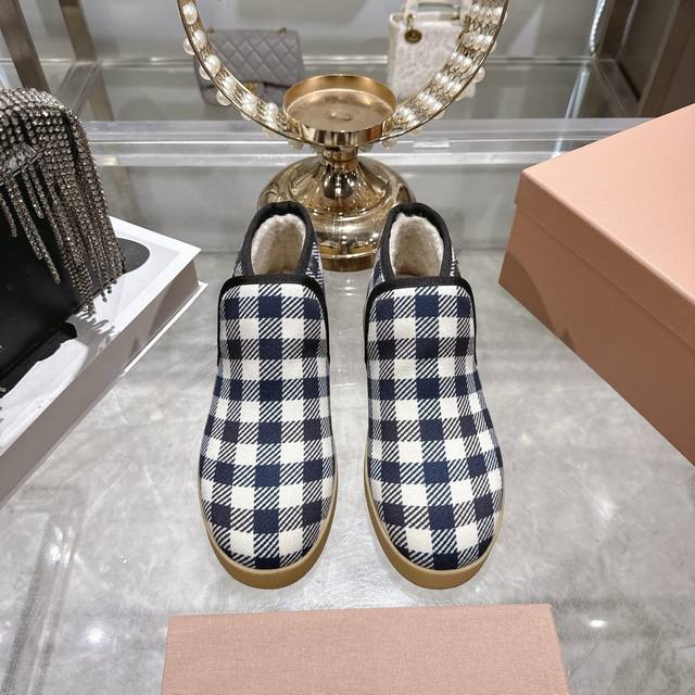 出厂 Miumiu缪缪毛拖鞋2025秋冬新款棉鞋毛毛靴来自Miu Miu系列的细节特写 新季的潮流要素 面料：进口澳洲加厚加密羊毛 内里：原版内里 大底：原版开