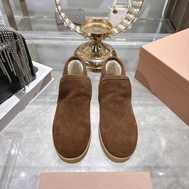 出厂 Miumiu缪缪毛拖鞋2025秋冬新款棉鞋毛毛靴来自Miu Miu系列的细节特写 新季的潮流要素 面料：进口澳洲加厚加密羊毛 内里：原版内里 大底：原版开