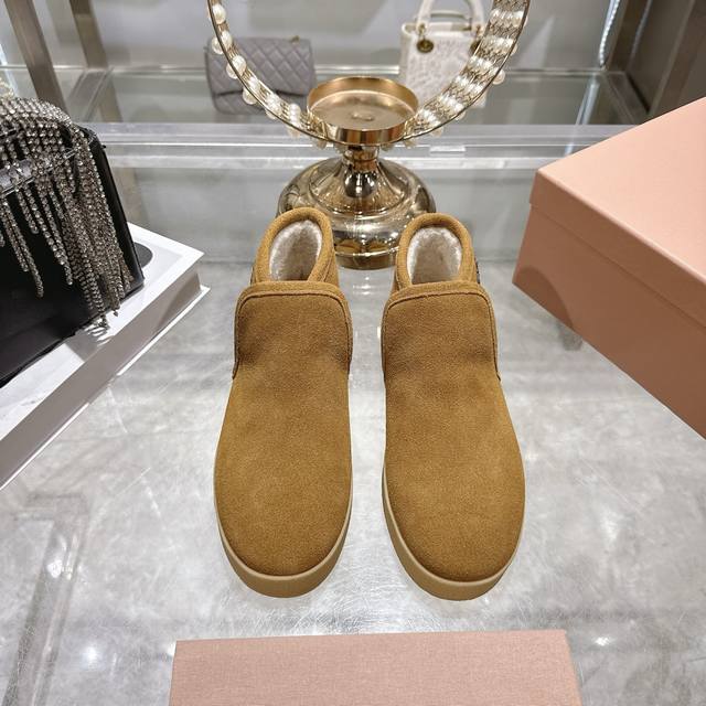 出厂 Miumiu缪缪毛拖鞋2025秋冬新款棉鞋毛毛靴来自Miu Miu系列的细节特写 新季的潮流要素 面料：进口澳洲加厚加密羊毛 内里：原版内里 大底：原版开