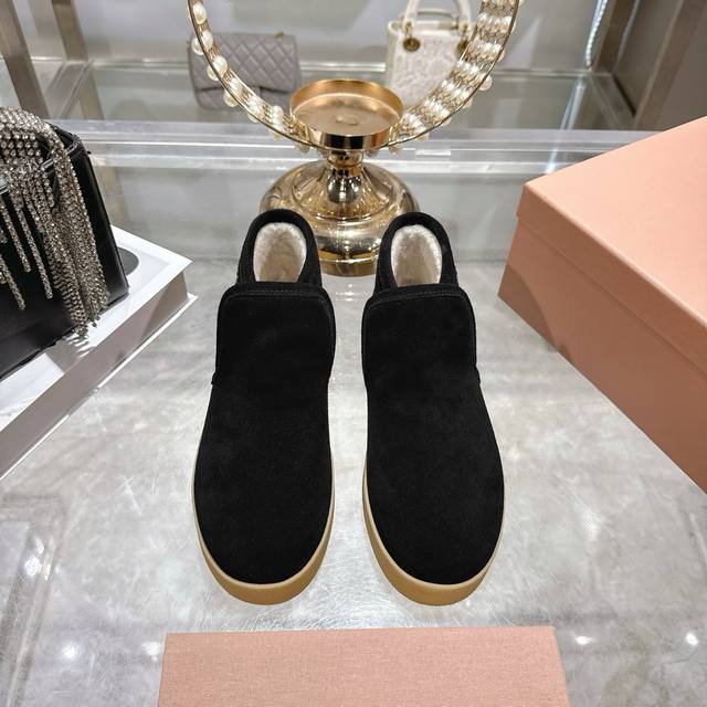 出厂 Miumiu缪缪毛拖鞋2025秋冬新款棉鞋毛毛靴来自Miu Miu系列的细节特写 新季的潮流要素 面料：进口澳洲加厚加密羊毛 内里：原版内里 大底：原版开