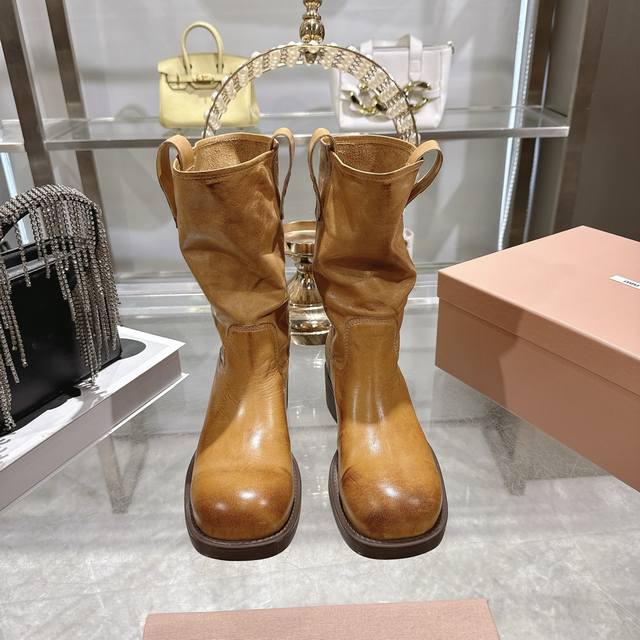 出厂价p 代购级Miu Miu 25 年双耳粗高跟套筒短靴 秋冬走秀新款短靴！ 今年最值得入手的靴子 没有之一！超多网红明星上脚 Miumiu今年秋冬确实泰酷辣