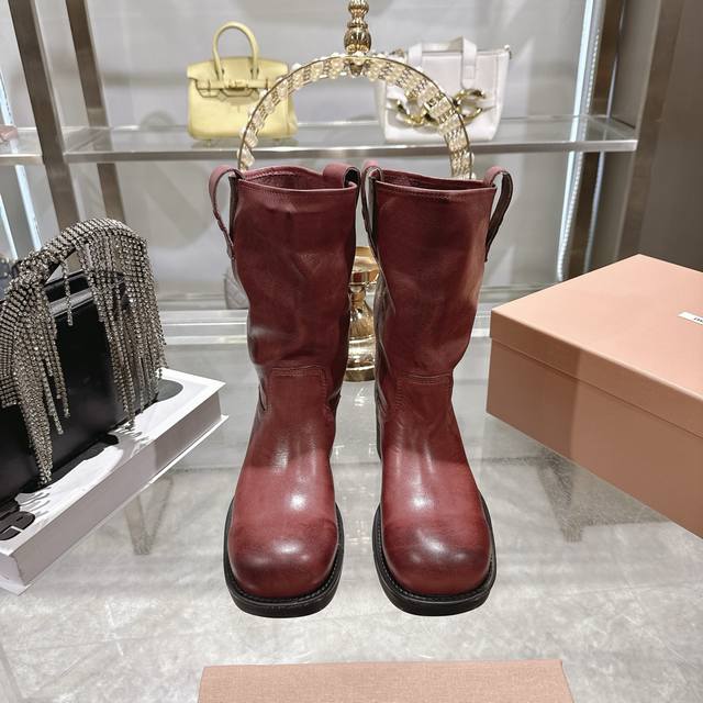 出厂价p 代购级Miu Miu 25 年双耳粗高跟套筒短靴 秋冬走秀新款短靴！ 今年最值得入手的靴子 没有之一！超多网红明星上脚 Miumiu今年秋冬确实泰酷辣