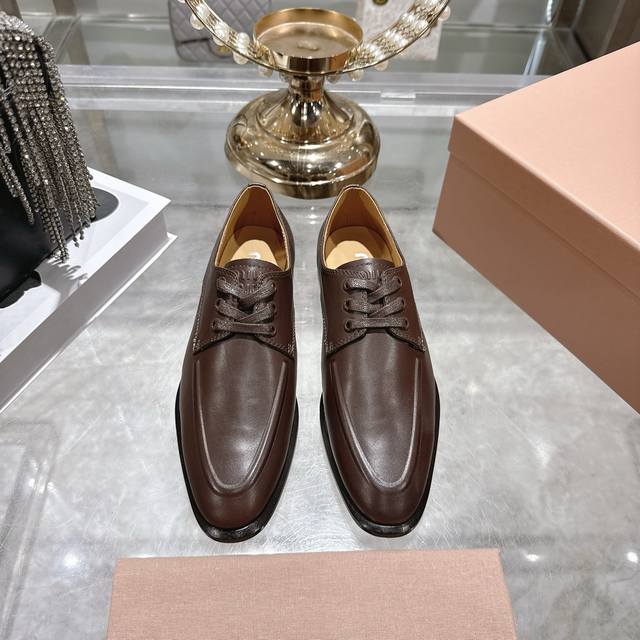 出厂 Miumi*26早春新款做旧乐福鞋 以经典复古鞋型为蓝本 质感皮革勾勒流畅线条有点带男性设计概念，又帅又飒 鞋面采用进口擦色牛皮，内里垫脚原版定制羊皮，原