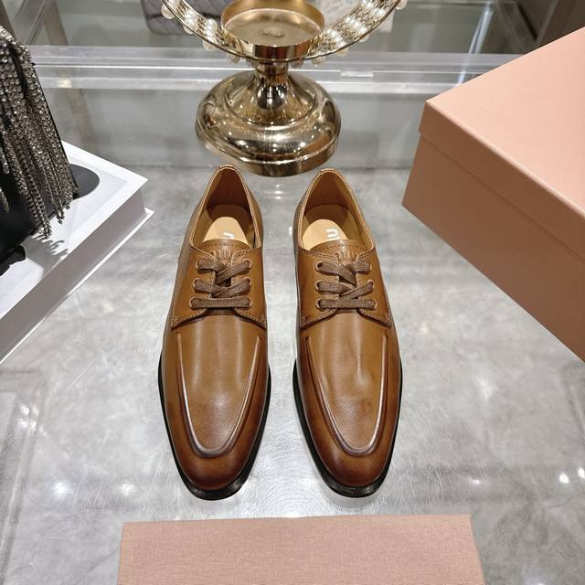 出厂 Miumi*26早春新款做旧乐福鞋 以经典复古鞋型为蓝本 质感皮革勾勒流畅线条有点带男性设计概念，又帅又飒 鞋面采用进口擦色牛皮，内里垫脚原版定制羊皮，原