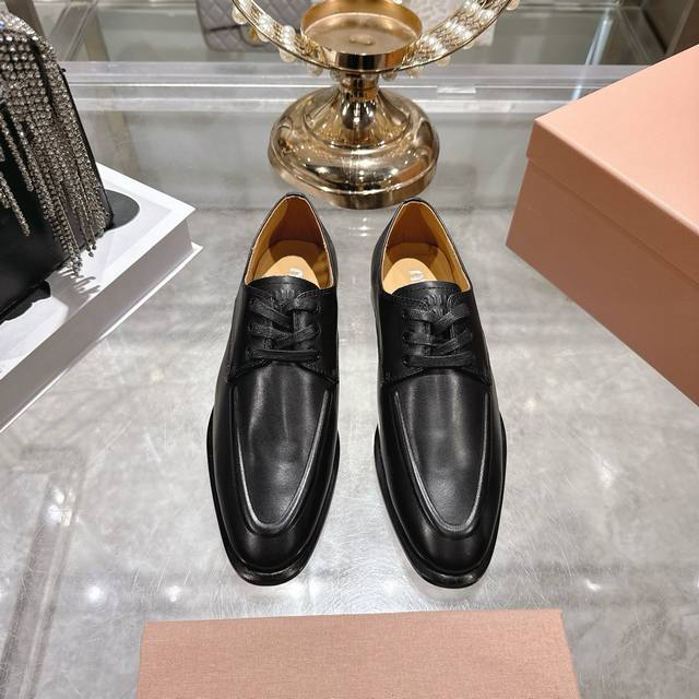 出厂 Miumi*26早春新款做旧乐福鞋 以经典复古鞋型为蓝本 质感皮革勾勒流畅线条有点带男性设计概念，又帅又飒 鞋面采用进口擦色牛皮，内里垫脚原版定制羊皮，原