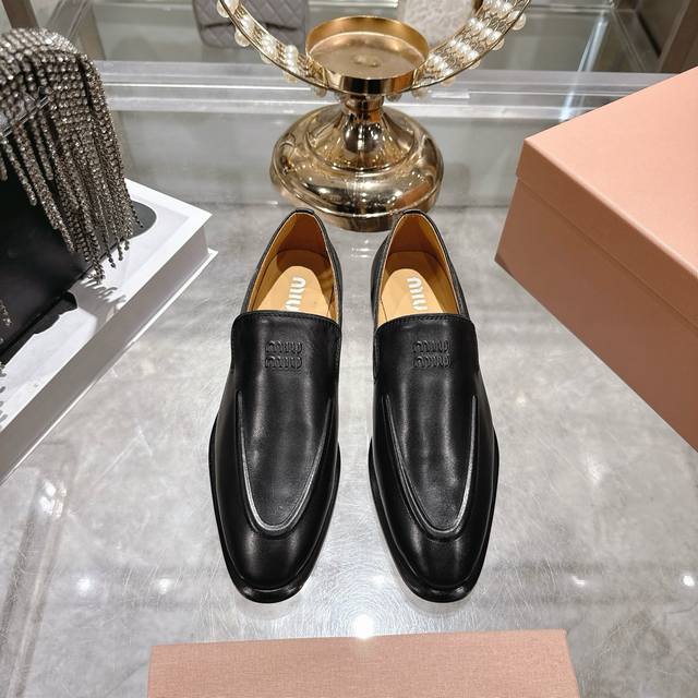 出厂 Miumi*26早春新款做旧乐福鞋 以经典复古鞋型为蓝本 质感皮革勾勒流畅线条有点带男性设计概念，又帅又飒 鞋面采用进口擦色牛皮，内里垫脚原版定制羊皮，原