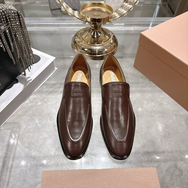 出厂 Miumi*26早春新款做旧乐福鞋 以经典复古鞋型为蓝本 质感皮革勾勒流畅线条有点带男性设计概念，又帅又飒 鞋面采用进口擦色牛皮，内里垫脚原版定制羊皮，原