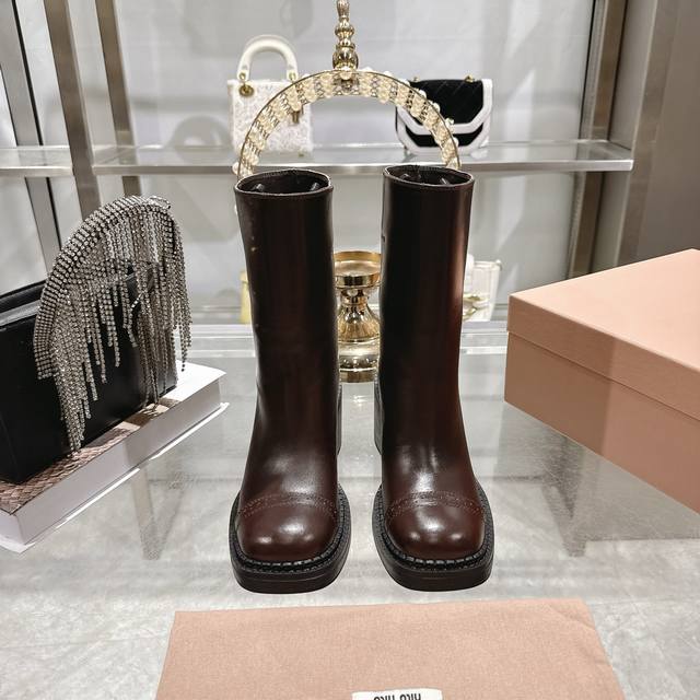 出厂 Miumiu缪缪秋冬最新款复古皮靴 长靴 超多明星时尚博主种草 当下最流行的型体隔板设计 结合美拉德色系皮料 打造中性休闲风格 复古做旧皮料高级感满满 酷