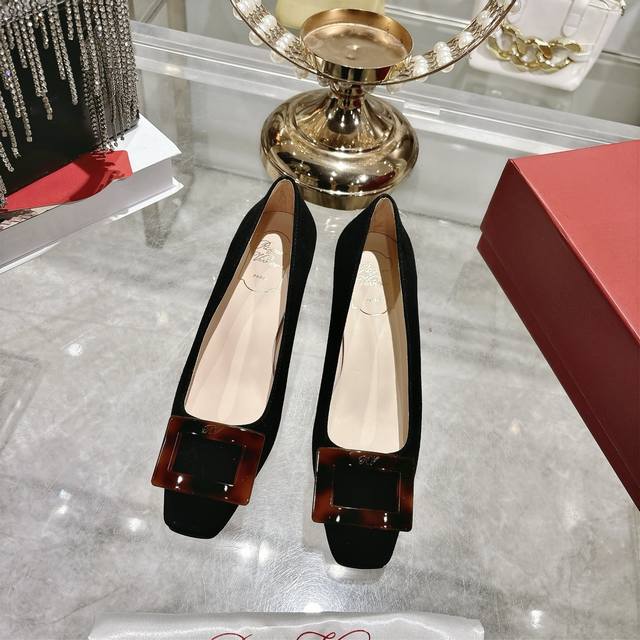 出厂 顶级版本Rv的新款方扣 方头 高跟鞋 单鞋，较之前的款式 有了很大的改变 重塑经典方扣的设计，羊绒方扣搭配设计 尽显别致感。贸易渠道品质，好东西从来不等人