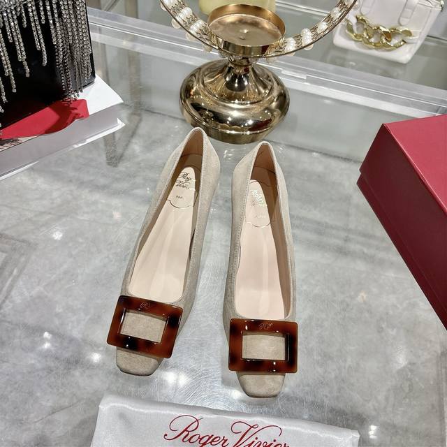 出厂 顶级版本Rv的新款方扣 方头 高跟鞋 单鞋，较之前的款式 有了很大的改变 重塑经典方扣的设计，羊绒方扣搭配设计 尽显别致感。贸易渠道品质，好东西从来不等人