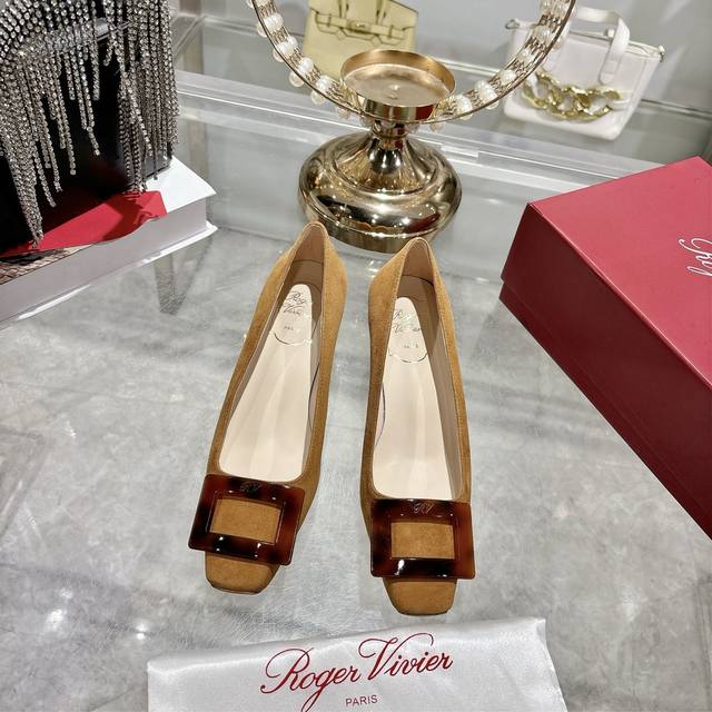 出厂 顶级版本Rv的新款方扣 方头 高跟鞋 单鞋，较之前的款式 有了很大的改变 重塑经典方扣的设计，羊绒方扣搭配设计 尽显别致感。贸易渠道品质，好东西从来不等人