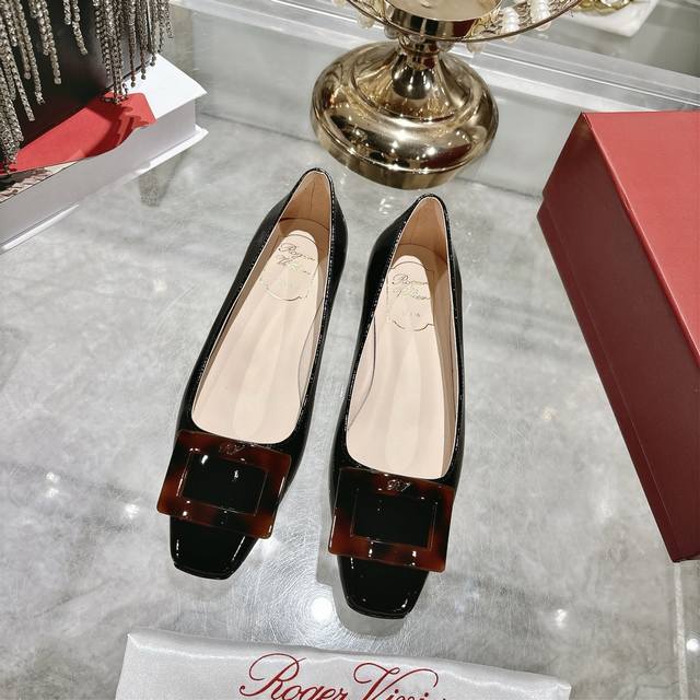 出厂 顶级版本Rv的新款方扣 方头 高跟鞋 单鞋，较之前的款式 有了很大的改变 重塑经典方扣的设计，羊绒方扣搭配设计 尽显别致感。贸易渠道品质，好东西从来不等人