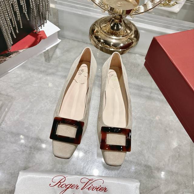 出厂 顶级版本Rv的新款方扣 方头 高跟鞋 单鞋，较之前的款式 有了很大的改变 重塑经典方扣的设计，羊绒方扣搭配设计 尽显别致感。贸易渠道品质，好东西从来不等人