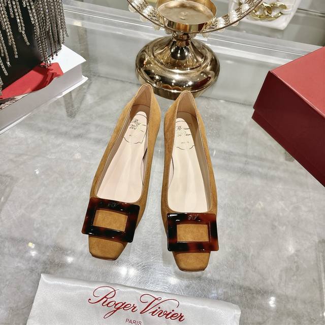 出厂 顶级版本Rv的新款方扣 方头 高跟鞋 单鞋，较之前的款式 有了很大的改变 重塑经典方扣的设计，羊绒方扣搭配设计 尽显别致感。贸易渠道品质，好东西从来不等人