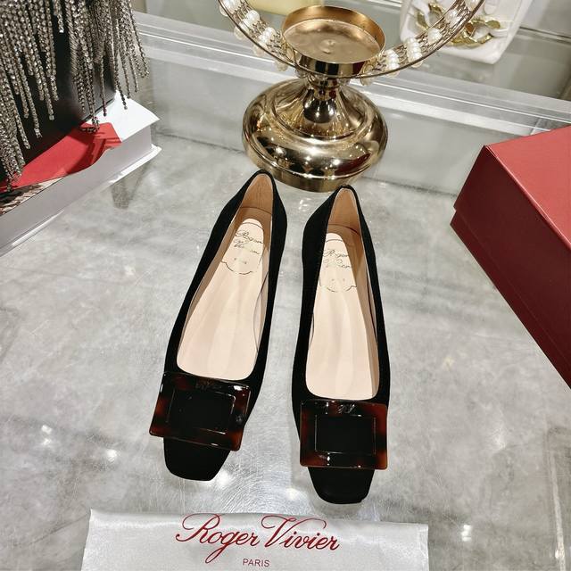 出厂 顶级版本Rv的新款方扣 方头 高跟鞋 单鞋，较之前的款式 有了很大的改变 重塑经典方扣的设计，羊绒方扣搭配设计 尽显别致感。贸易渠道品质，好东西从来不等人