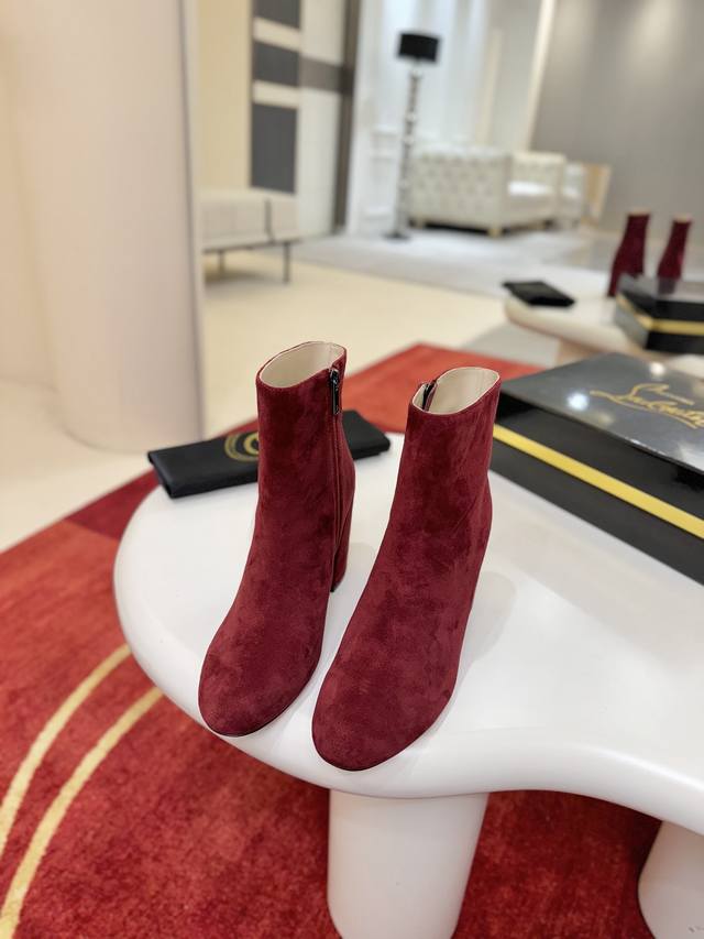 代*级* Jane Booty 具有方形、斜面85毫米的鞋跟，这款踝靴由黑色小牛皮制成。这是一款以时尚线条和垫底鞋垫为特色的城市鞋。这得益于一种创新的涂层技术，