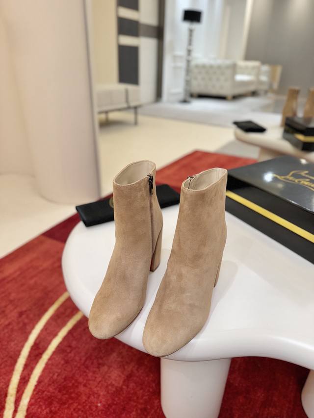 代*级* Jane Booty 具有方形、斜面85毫米的鞋跟，这款踝靴由黑色小牛皮制成。这是一款以时尚线条和垫底鞋垫为特色的城市鞋。这得益于一种创新的涂层技术，